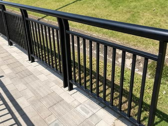 T015 Barri&egrave;re pi&eacute;tonne de type A pour trottoirs 